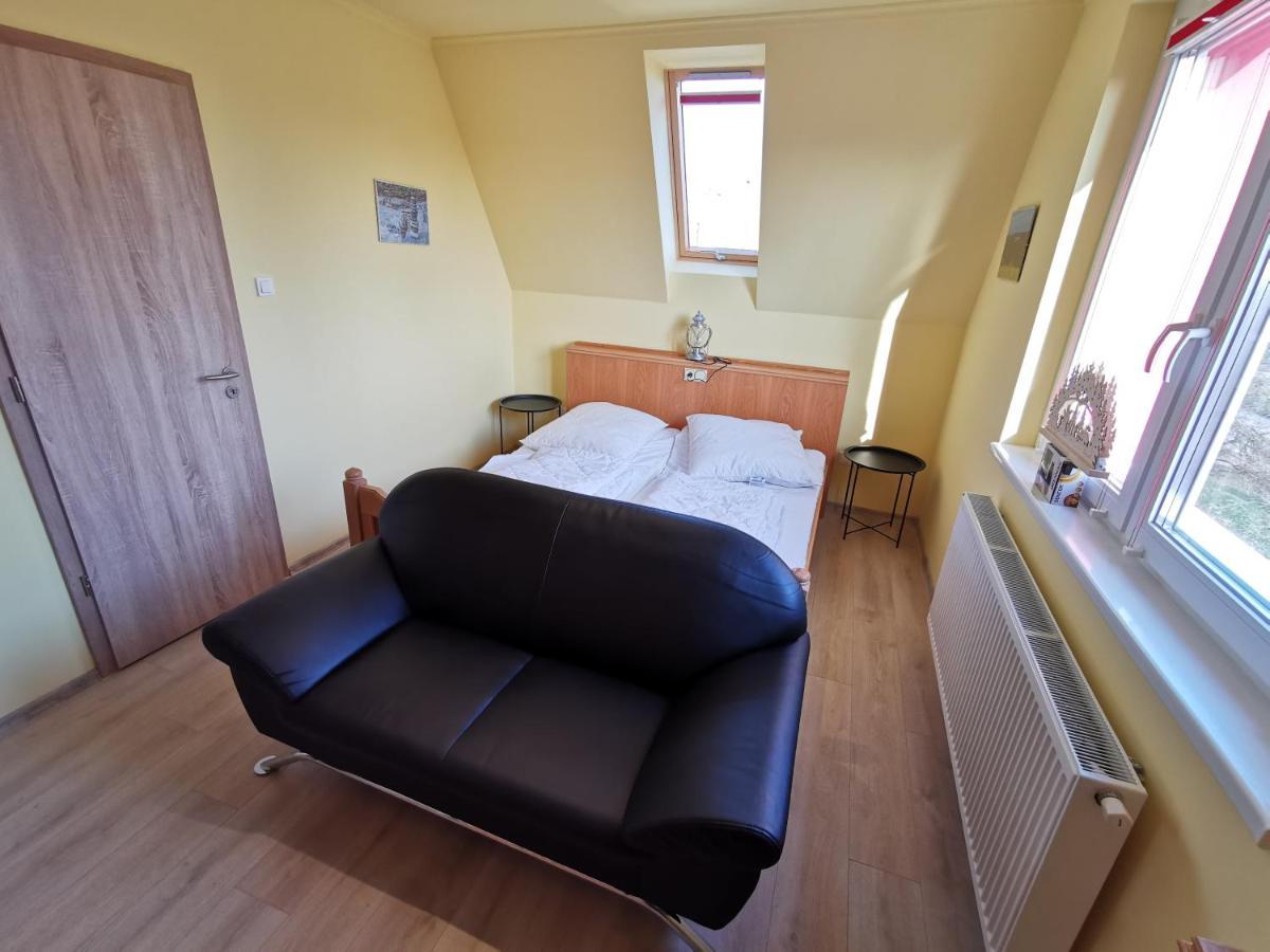 Bed and Breakfast Keresz Panzio Martely Exterior foto