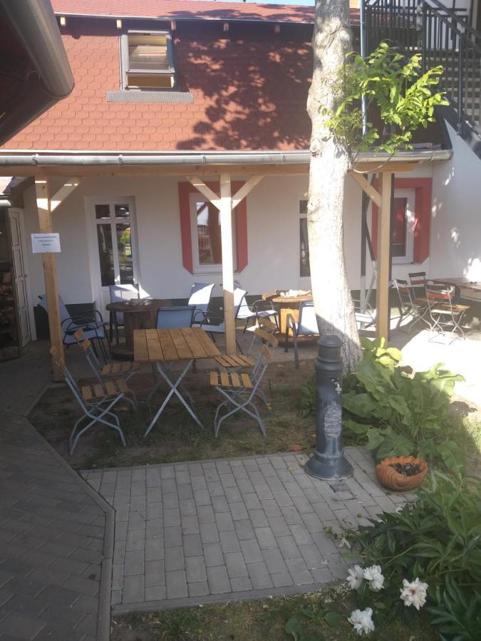 Bed and Breakfast Keresz Panzio Martely Exterior foto