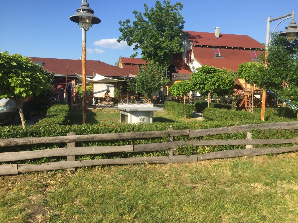 Bed and Breakfast Keresz Panzio Martely Exterior foto