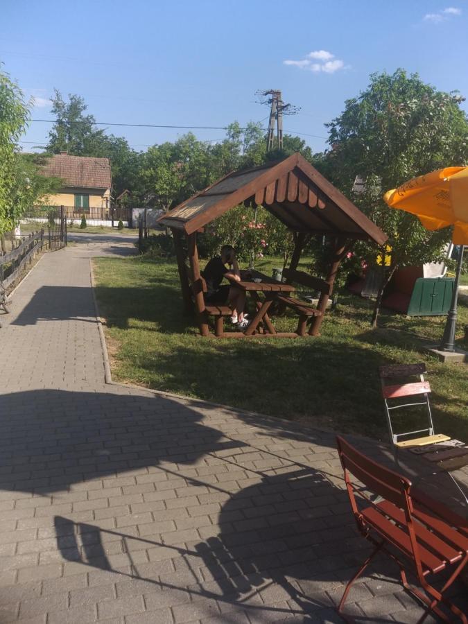 Bed and Breakfast Keresz Panzio Martely Exterior foto