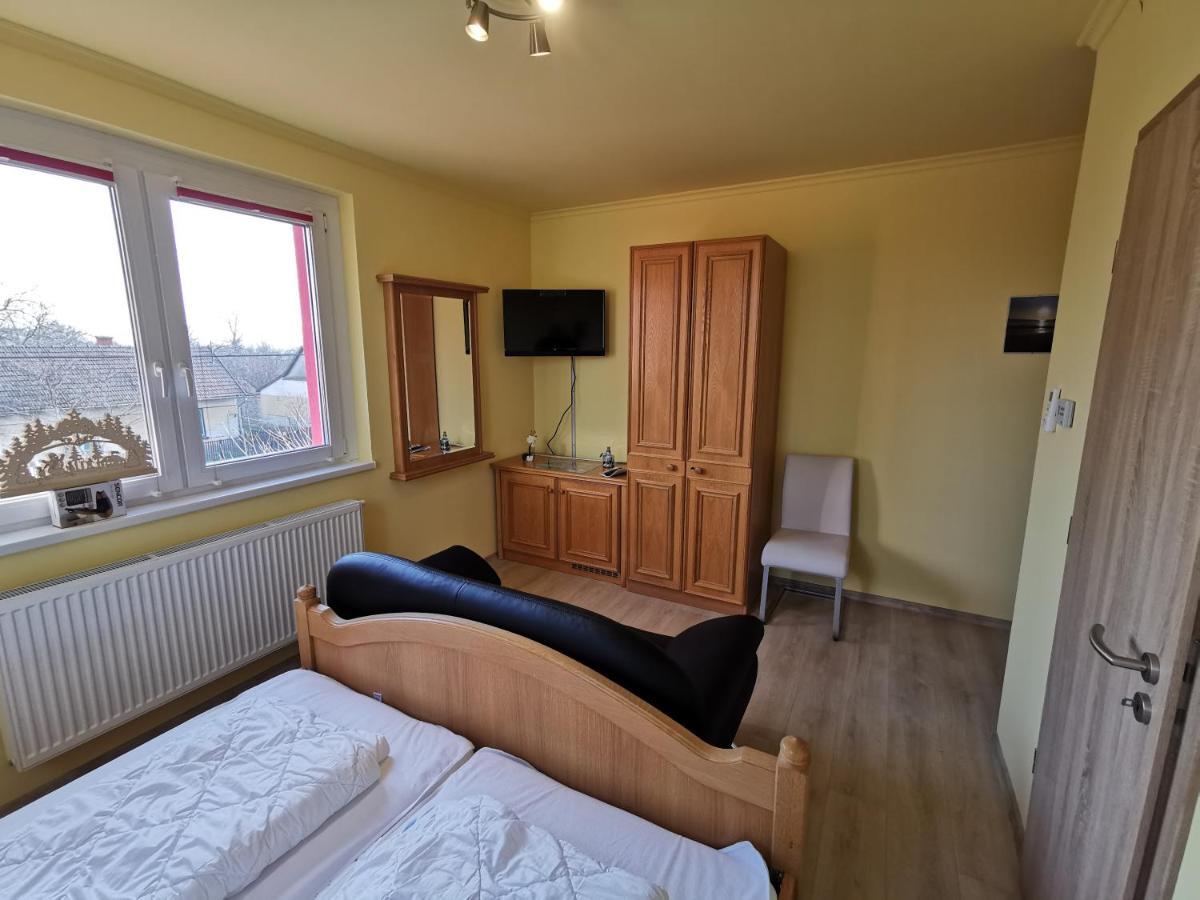 Bed and Breakfast Keresz Panzio Martely Exterior foto