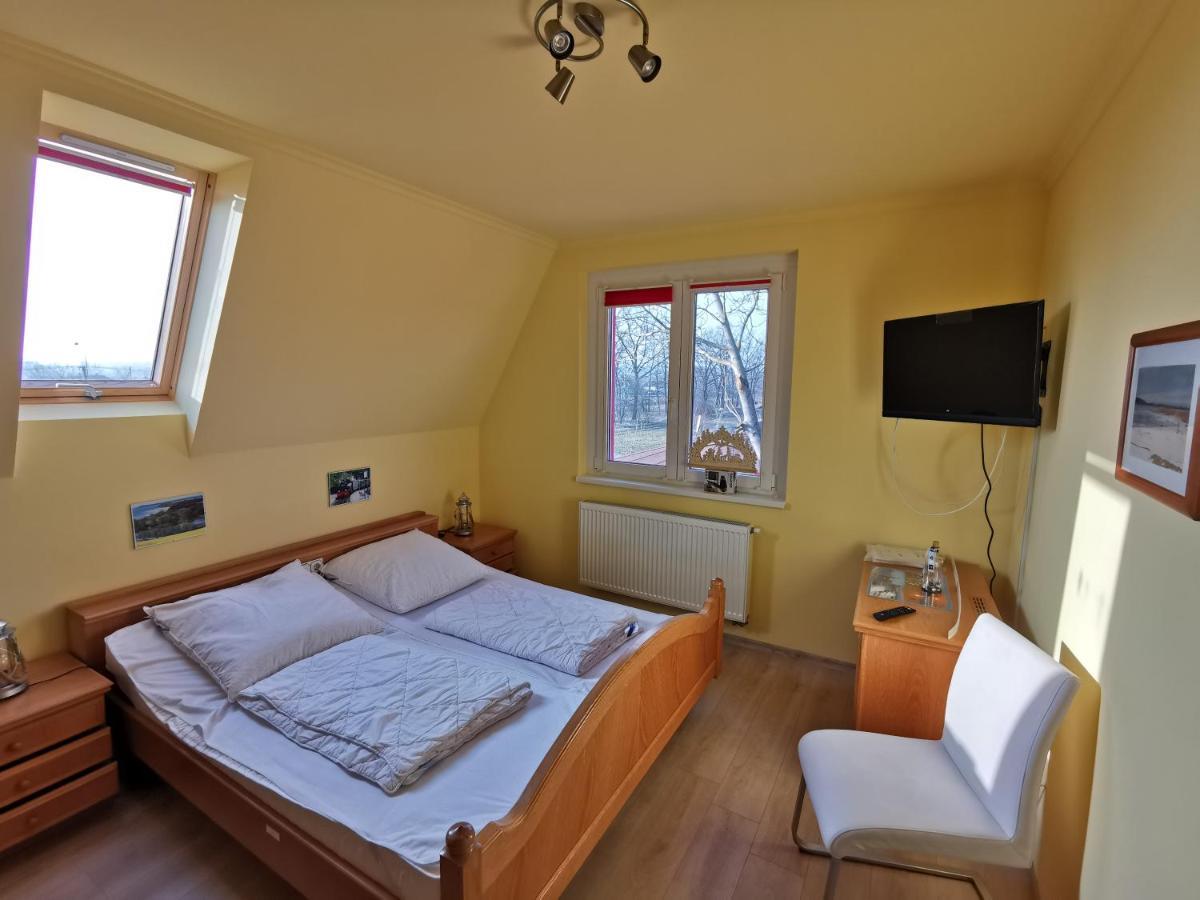 Bed and Breakfast Keresz Panzio Martely Exterior foto