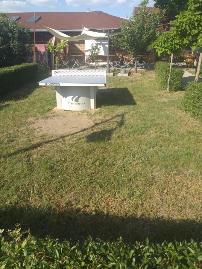 Bed and Breakfast Keresz Panzio Martely Exterior foto